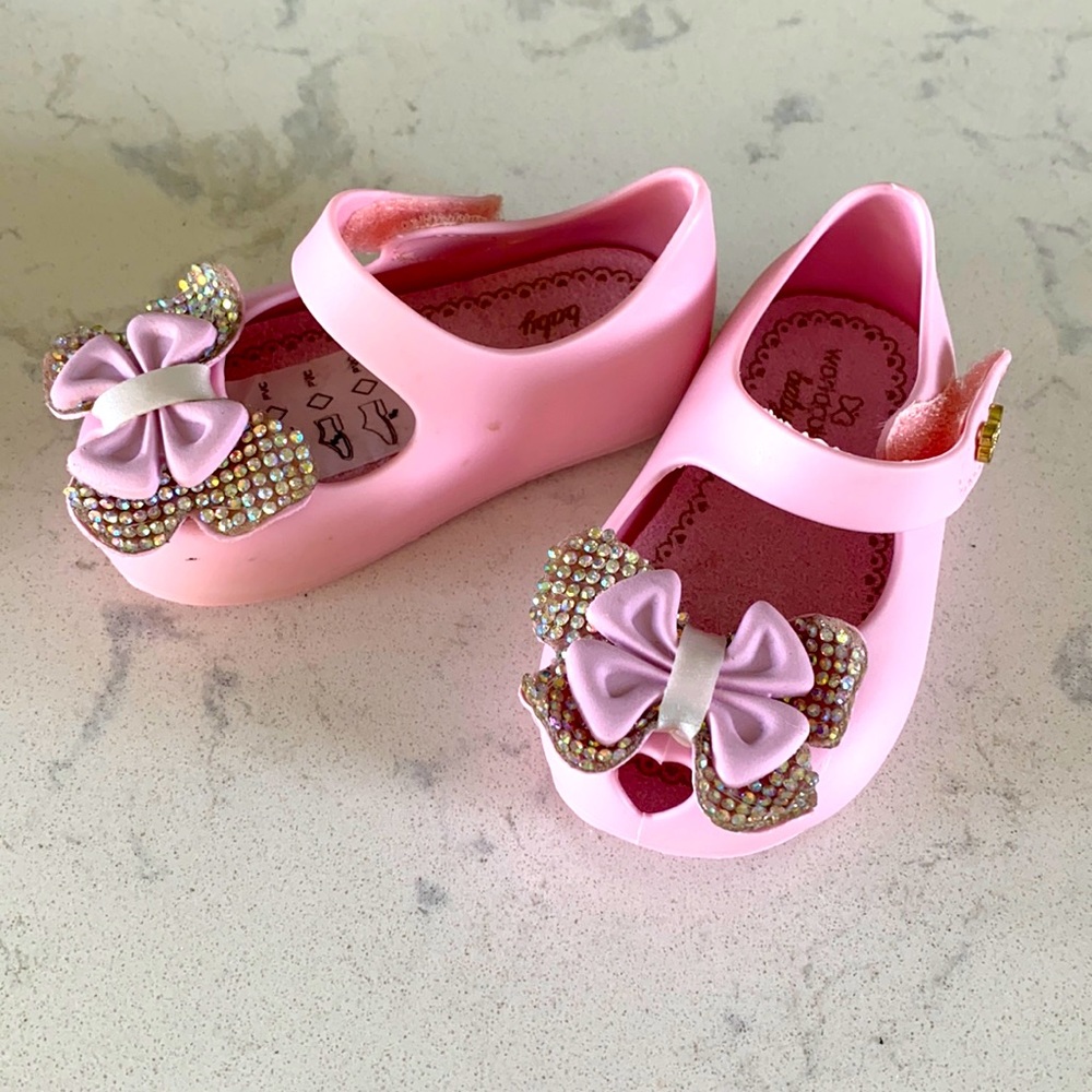 Baby girl size 2 jelly shoes in pink with rhinestones!